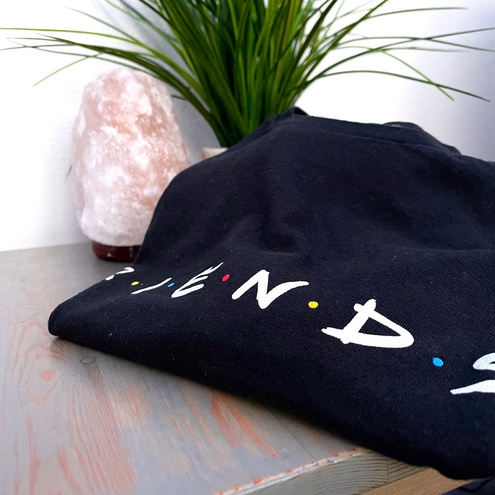 f r i e n d s cropped t shirt